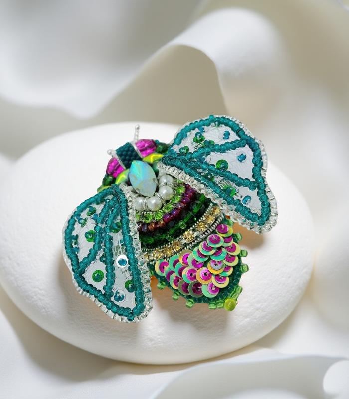 Myrtilus Emerald Leaf – Handmade Enchanted Green Bug Brooch