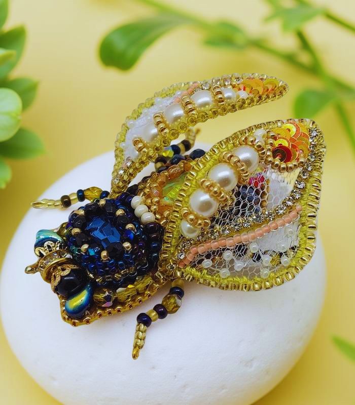 Myrtilus Golden Crest – Handmade Radiant Bug Brooch