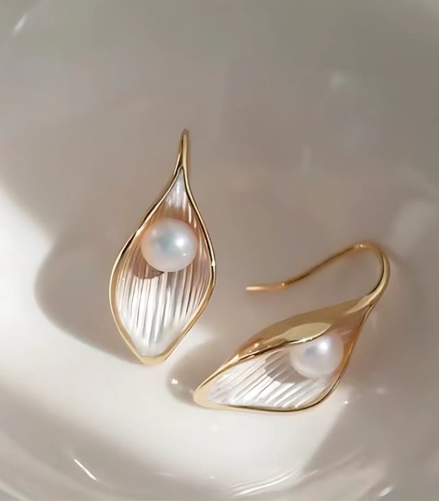 Myrtilus 14K Gold-Plated Freshwater Pearl Hoop Earrings – Elegant Leaf-Shaped Design for Women