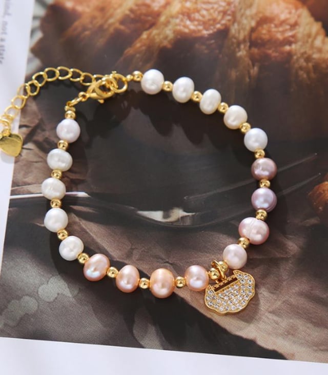 Myrtilus 14K Gold-Plated Iridescent Pearl Bracelet – Handmade with Heart Shell Charm